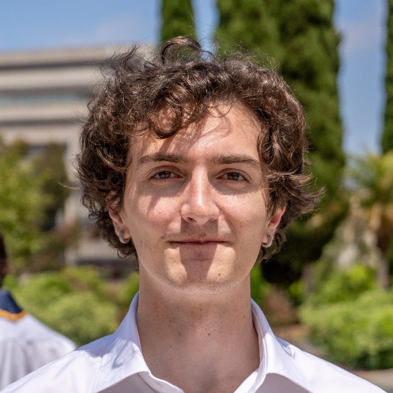Nikolas Yanek-Chrones : Data Specialist